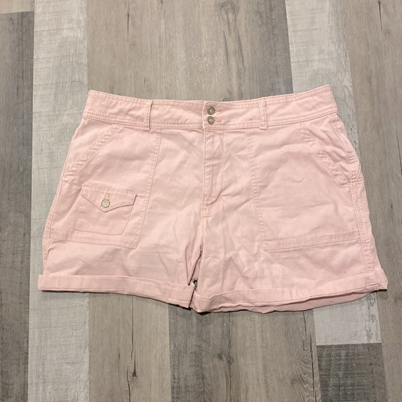 Light pink cargo shorts. - Picture 3 of 5